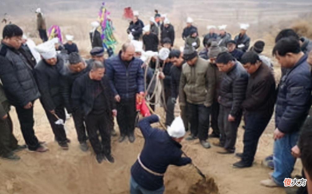 【历史故事】老人砍柴为生35年,去世后因上级的一场追悼会,女英雄真实身份让人落泪