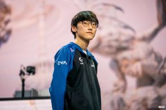 【游戏迷】FPX终于齐整！牛宝直播秀队服，虽然喜欢但有1点让他很苦恼