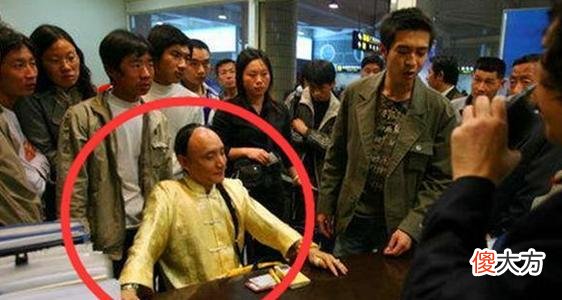 【历史故事】爱新觉罗后人大闹火车站，要求享受皇族的待遇，大叫你们都是奴隶