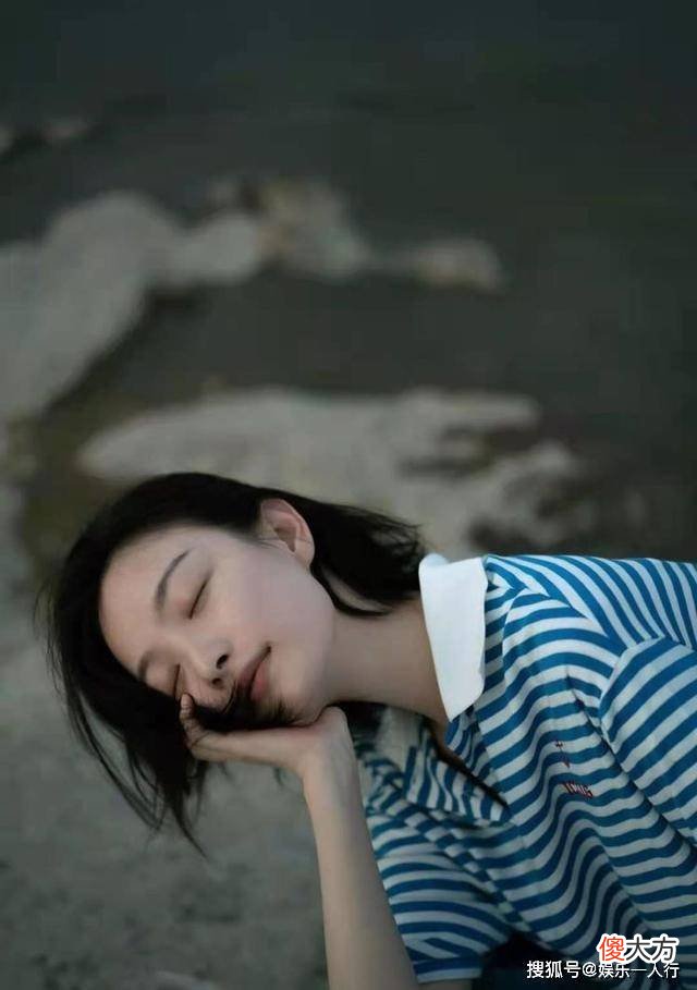 【时尚一点】倪妮雨中红裙子早就是无法超越的经典，周迅的五官很气派