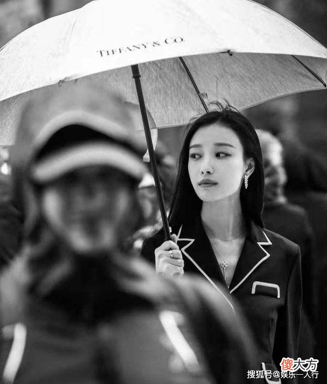 【时尚一点】倪妮雨中红裙子早就是无法超越的经典，周迅的五官很气派
