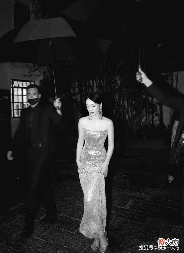 【时尚一点】倪妮雨中红裙子早就是无法超越的经典，周迅的五官很气派