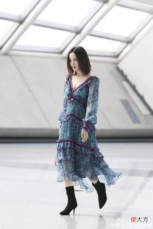 【时尚一点】陶红真会“装嫩”，52岁硬穿成00的样子，印花连衣裙意外显嫩20岁