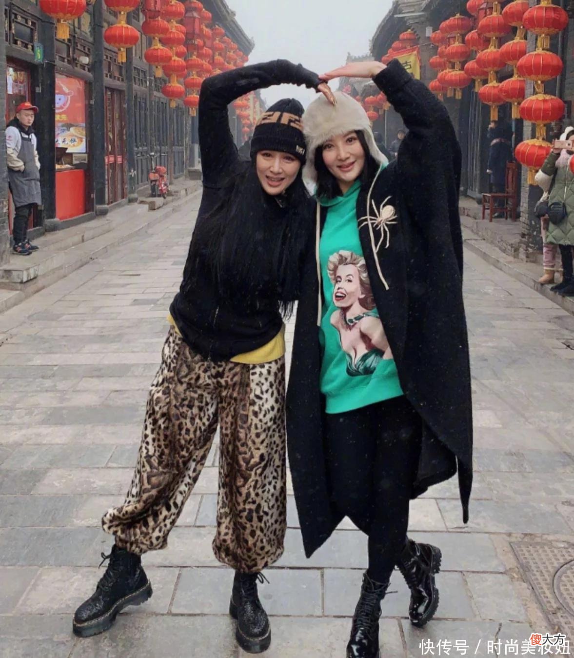 【时尚一点】陶红真会“装嫩”，52岁硬穿成00的样子，印花连衣裙意外显嫩20岁