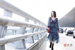 【时尚一点】陶红真会“装嫩”，52岁硬穿成00的样子，印花连衣裙意外显嫩20岁