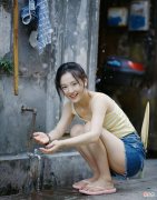 【就爱时尚】吴倩穿着简单的黄白色相间的条纹小吊带，搭配蓝色牛仔短裤