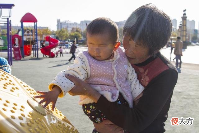 老人眼里，孙子和外孙谁更亲近些？几位过来人的话句句在理