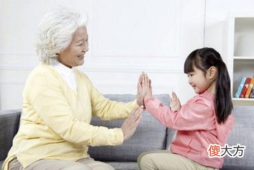 老人眼里，孙子和外孙谁更亲近些？几位过来人的话句句在理