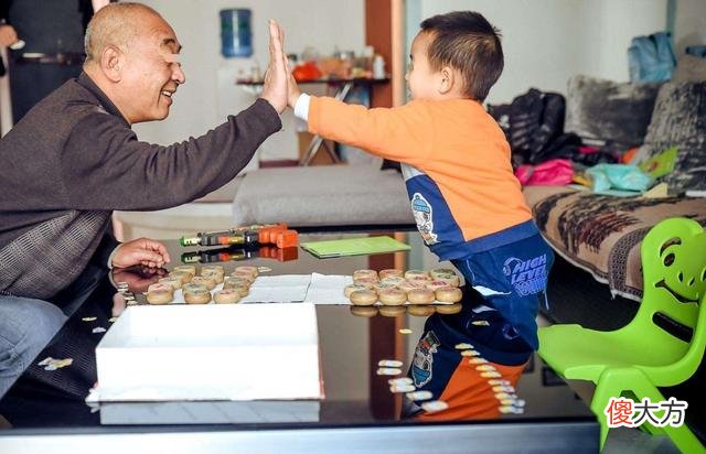 老人眼里，孙子和外孙谁更亲近些？几位过来人的话句句在理