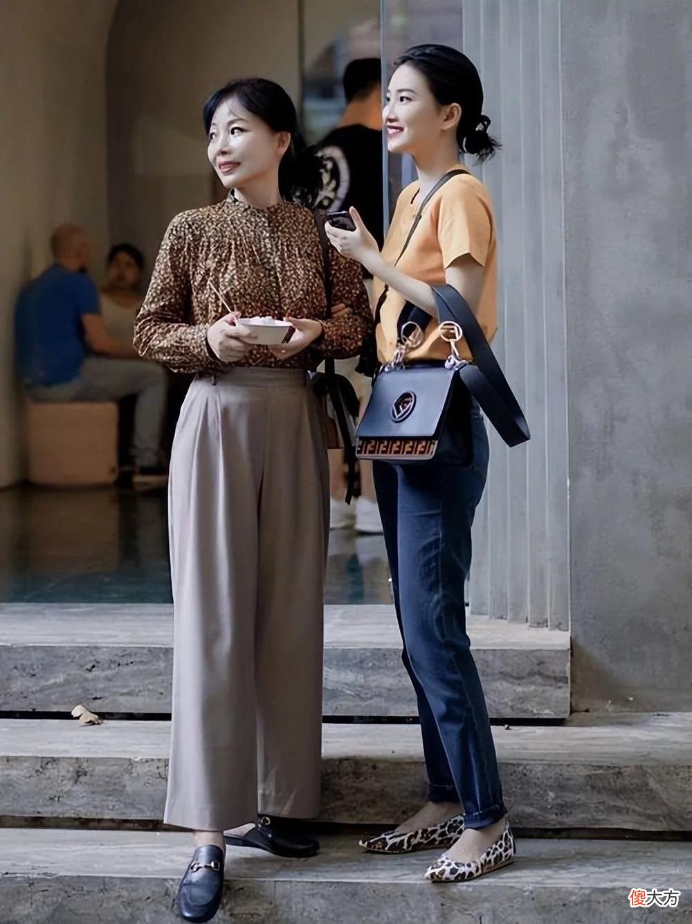 【时尚一点】今秋的鞋子流行“穿平不穿高”，休闲又舒适，四五十岁女人穿好美