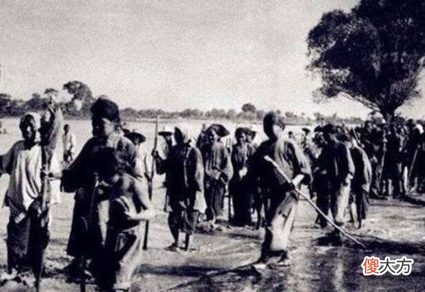 【历史故事】古代闹饥荒时，为啥百姓放着河里的鱼虾不抓，反而啃树皮吃草根？