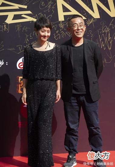 【时尚一点】马伊琍气质非一般，穿黑色亮片连体裤配单边耳环，满满的高级感