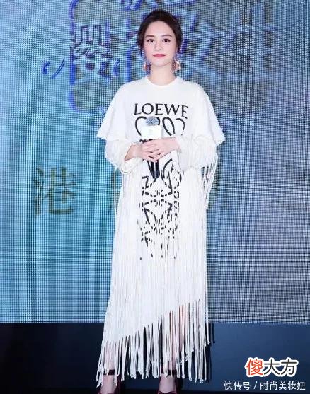 【时尚一点】阿娇终于穿对了，蓝色波点衬衫配半身裙优雅大气，看不出有130斤