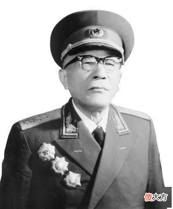 【历史故事】红二十五军的一位指导员，多次负伤身体不能挺直，成开国中将
