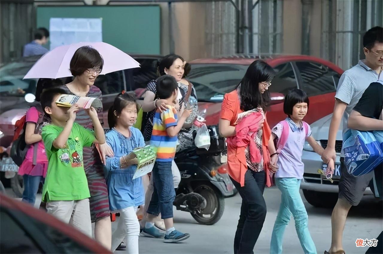 这种妈妈接娃放学，影响自己形象不说还很伤孩子的自尊，愿你不是