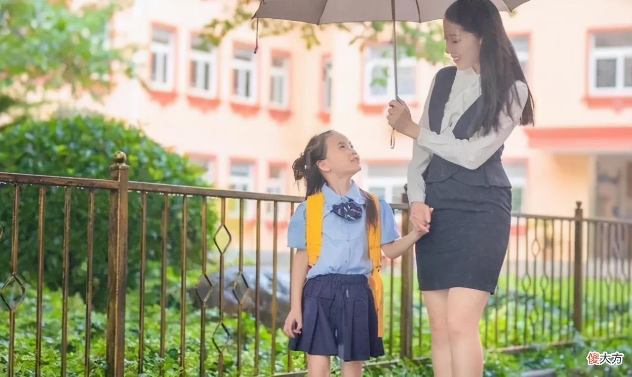 这种妈妈接娃放学，影响自己形象不说还很伤孩子的自尊，愿你不是