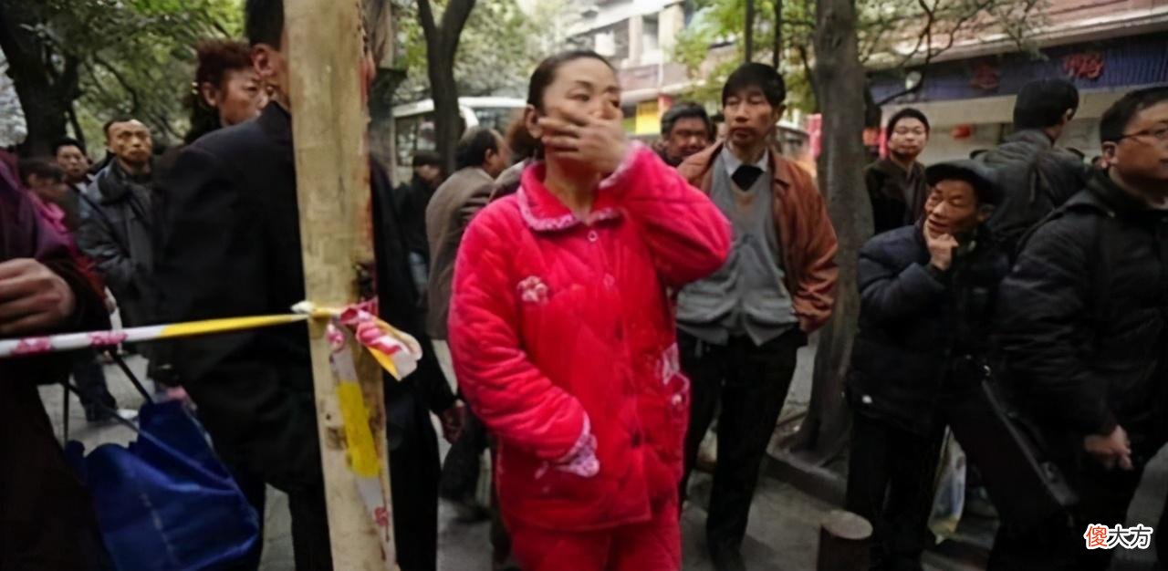 这种妈妈接娃放学，影响自己形象不说还很伤孩子的自尊，愿你不是