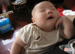 4个月的宝宝进入“睡眠倒退期”，爸妈可淡定应对，陪娃一起进步