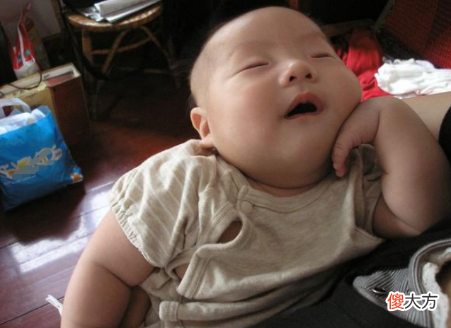 4个月的宝宝进入“睡眠倒退期”，爸妈可淡定应对，陪娃一起进步