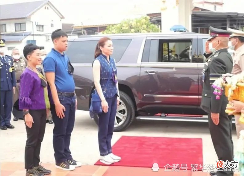 【历史故事】苏提达造型翻车，一身现代装显苍老，难怪泰王宠爱诗妮娜