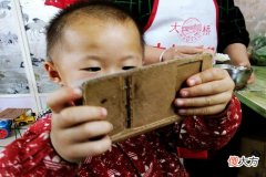 4岁宝宝天天看手机，聪明奶奶用这招很有效，值得家长们借鉴