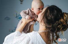 “你会把宝宝宠坏的”，新手妈妈常遇2大难题，做对了不会惯坏娃