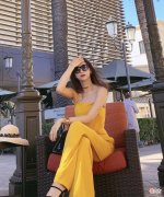 【时尚一点】黄色的连体裤使温雅呈现了满满的元气感，很有个性