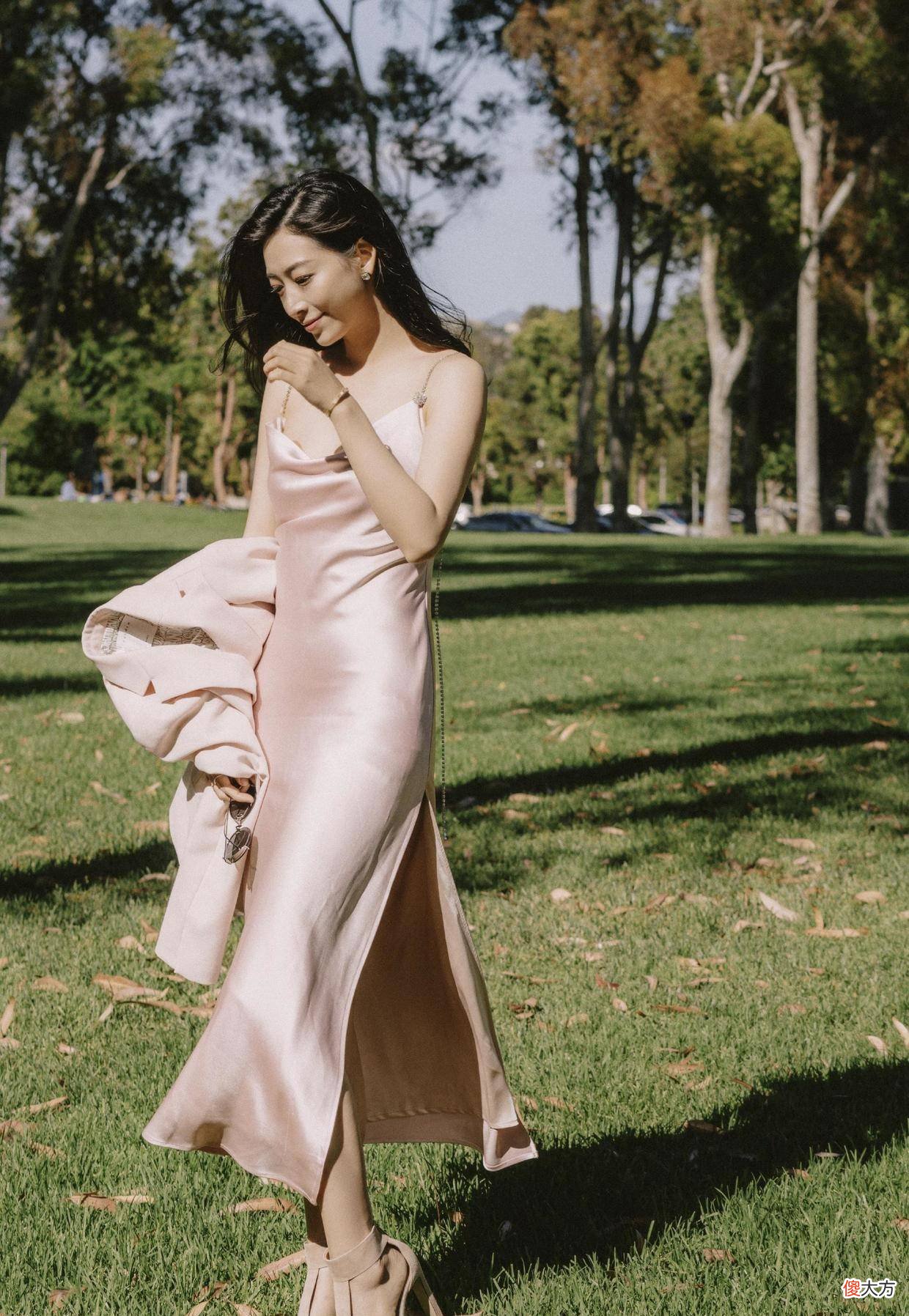 【时尚一点】黄色的连体裤使温雅呈现了满满的元气感,很有个性