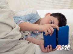 孩子玩手机成瘾该怎么办？教你这3招，让孩子乖乖放下手机