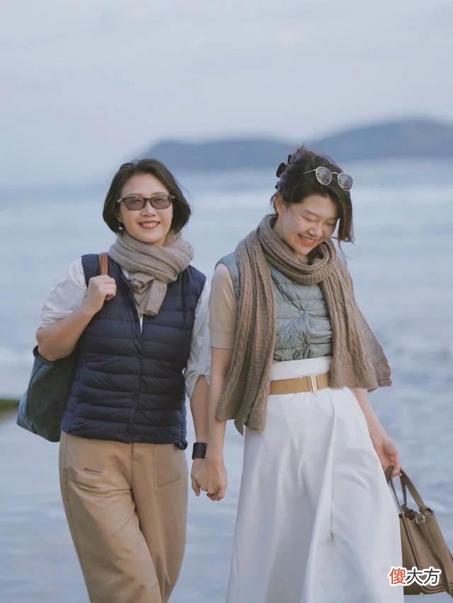 【就爱时尚】这才是初秋的时髦穿搭：腰线明确、配饰丰富，五六十岁女人穿真美