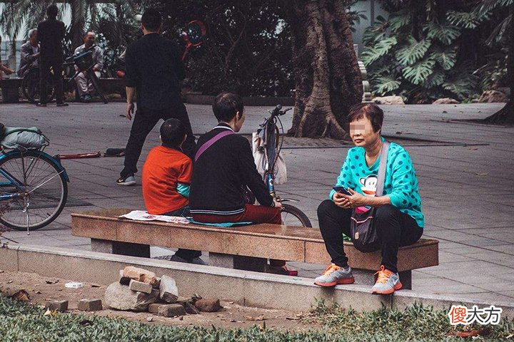 “姥姥带娃，爸妈不管”，已成社会趋势，其中利弊父母要早知道