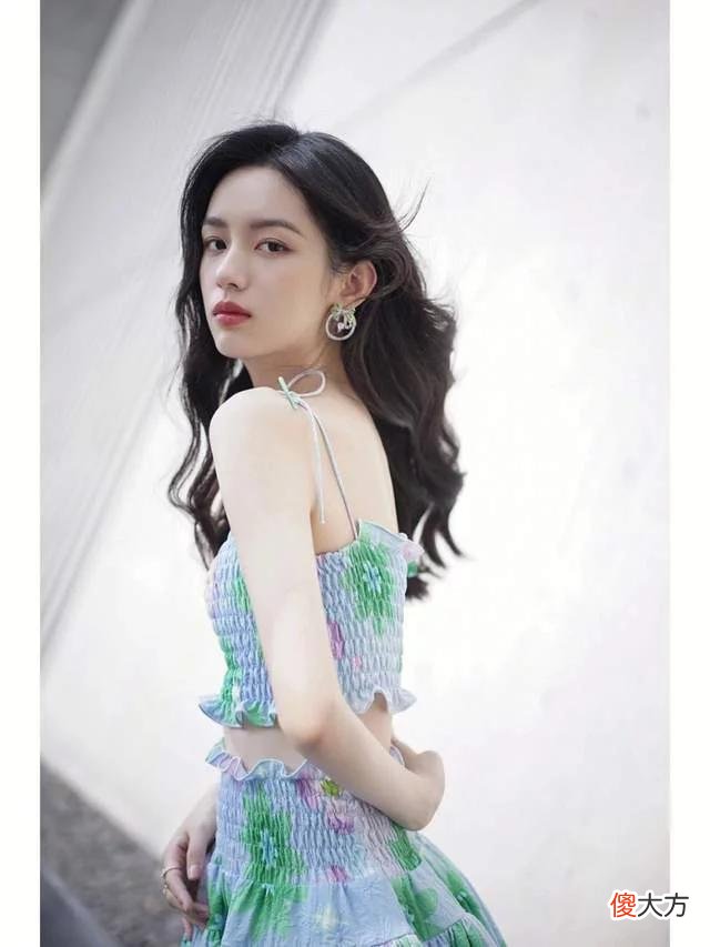 【时尚一点】24岁的周也，身穿一袭吊带印花裙装搭配大波浪卷发，美出新高度！
