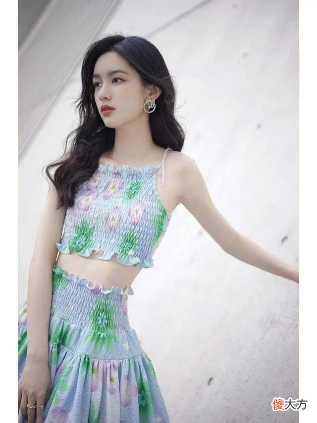 【时尚一点】24岁的周也，身穿一袭吊带印花裙装搭配大波浪卷发，美出新高度！