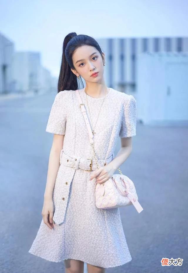 【时尚一点】24岁的周也，身穿一袭吊带印花裙装搭配大波浪卷发，美出新高度！