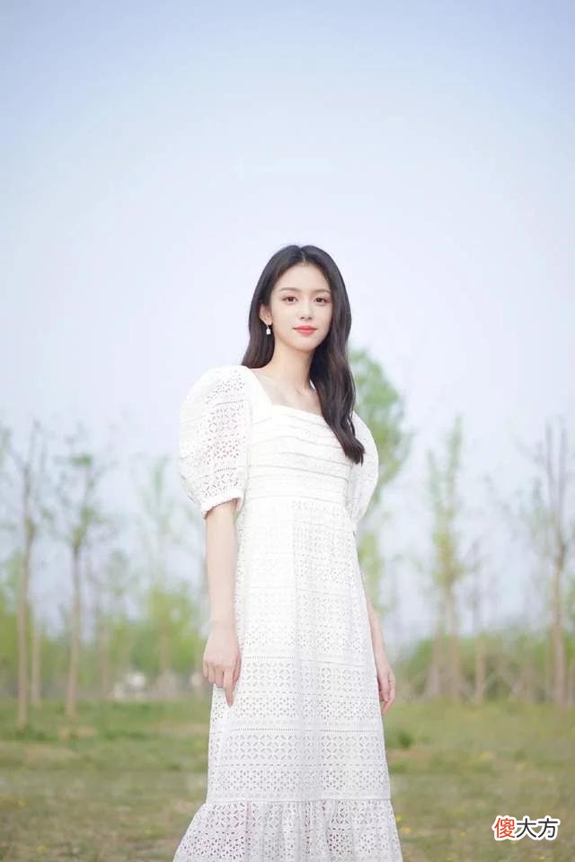 【时尚一点】24岁的周也，身穿一袭吊带印花裙装搭配大波浪卷发，美出新高度！