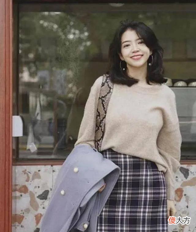 【就爱时尚】过了50岁的女人穿针织衫搭配裙装，搭配裙装更加优雅年轻