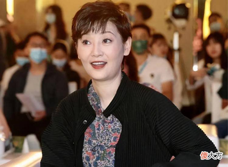 【就爱时尚】过了50岁的女人穿针织衫搭配裙装，搭配裙装更加优雅年轻
