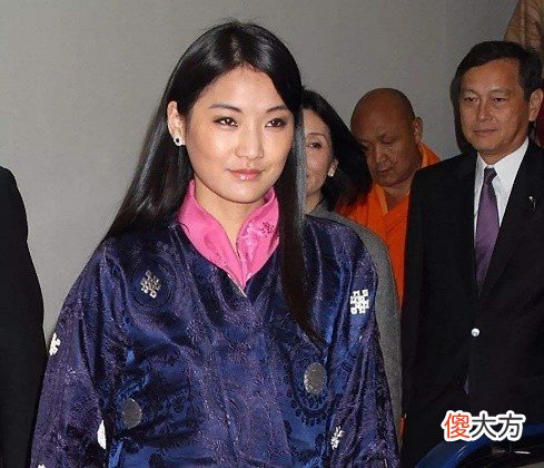 【爱历史】2年前不丹王后接待印度总理莫迪，冰山脸罕见露笑容，国王像小弟