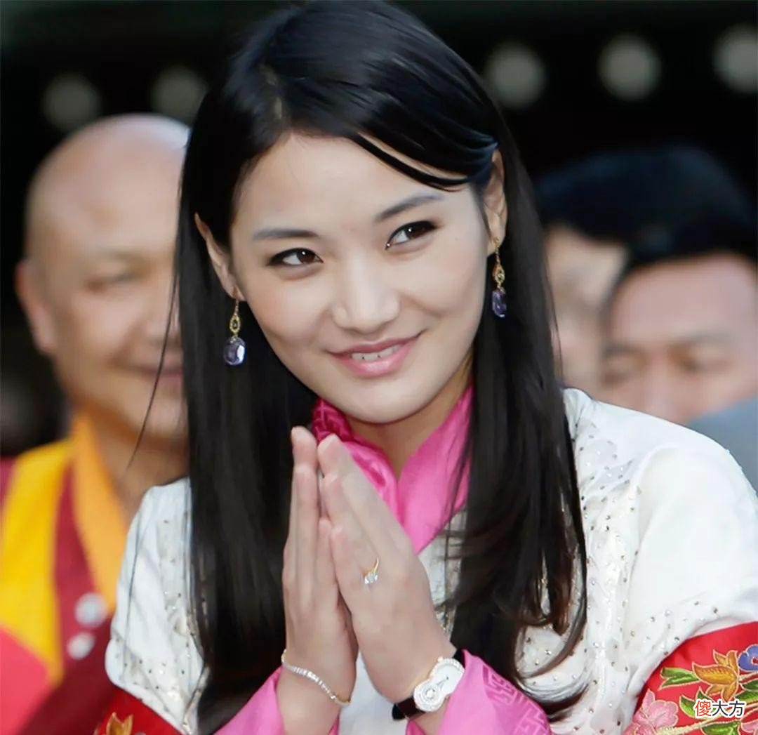 【爱历史】2年前不丹王后接待印度总理莫迪，冰山脸罕见露笑容，国王像小弟