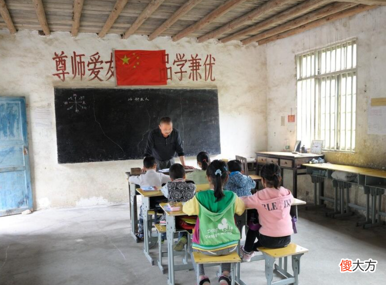 在农村教了一辈子学，老教师感到悲哀：为什么我教不好农村娃？