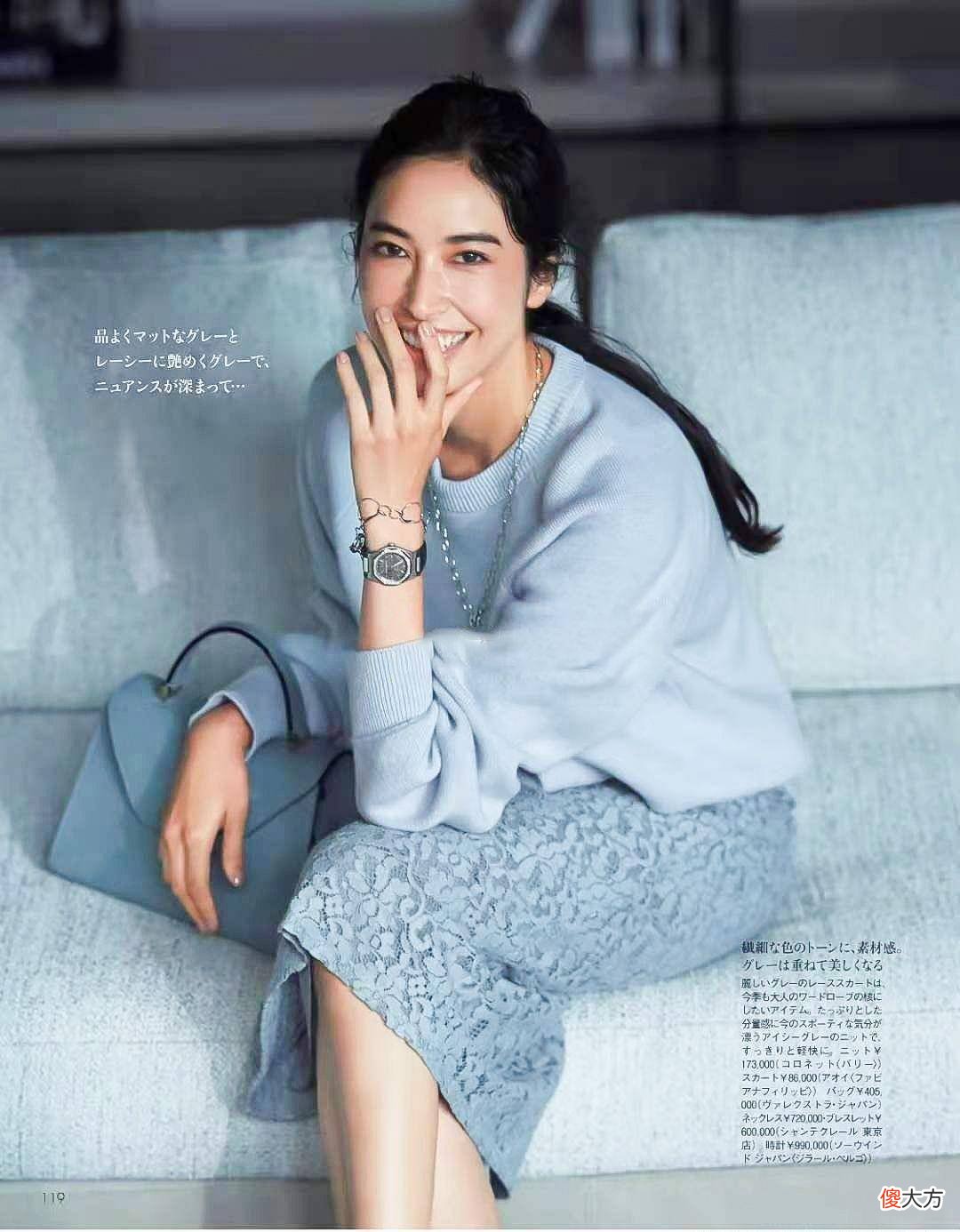 【就爱时尚】过膝不过踝的裙装，搭配平底鞋也不必担心显胖，遮肉显瘦