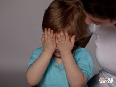 孩子一到晚上就怕黑，睡觉总要开着灯，ta到底在怕啥