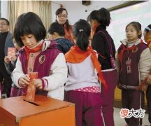 面对捐款，男孩说了这样一句话，老师感慨：三观被穷养教育给毁了