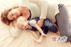 宝宝穿了纸尿裤还侧漏？不一定是穿不好，可能只是尺码不对