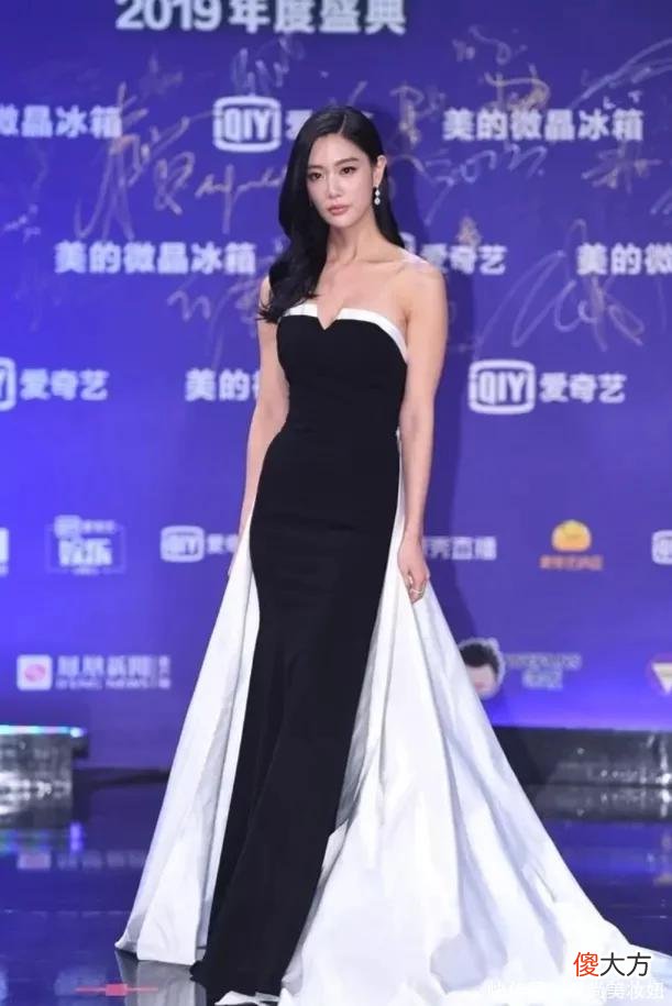 【时尚一点】被克拉拉美到了，穿蓝色抹胸连衣裙高级优雅，身材比例好惊艳