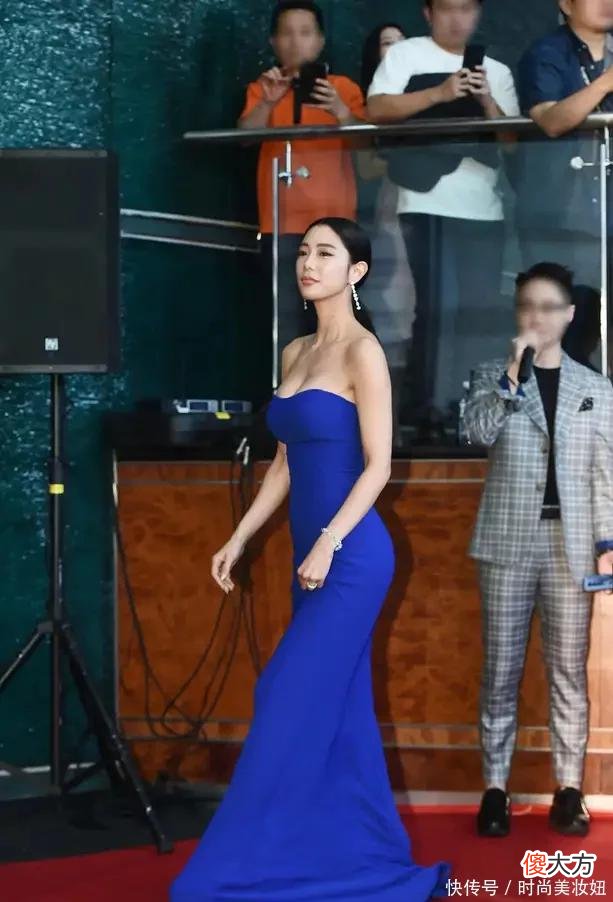 【时尚一点】被克拉拉美到了，穿蓝色抹胸连衣裙高级优雅，身材比例好惊艳