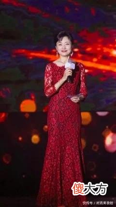 【就爱时尚】周涛离开央视后更会穿，黑白色连衣裙配高马尾超减龄，气质绝了