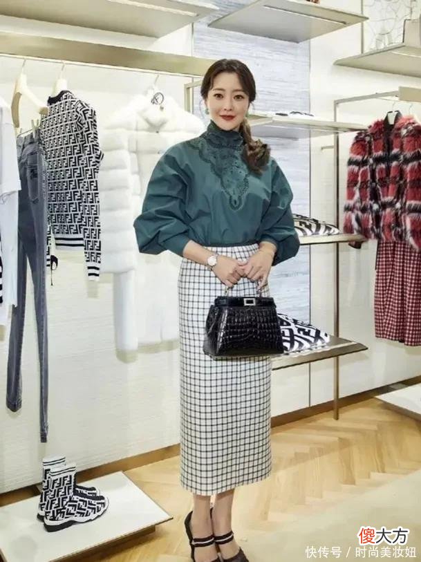 【就爱时尚】号称“第一美女”的她,穿印花连衣裙配长卷发,果然美得不一般