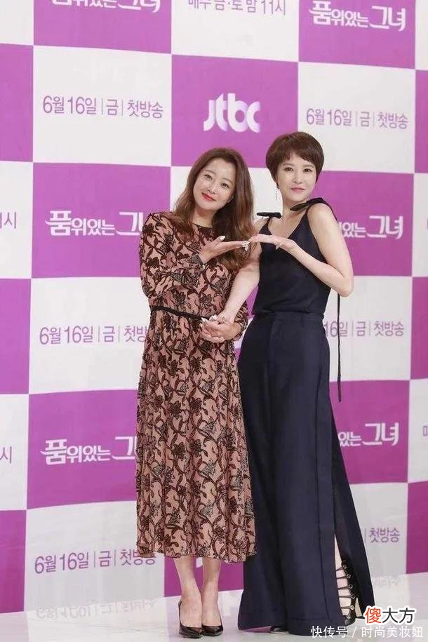 【就爱时尚】号称“第一美女”的她,穿印花连衣裙配长卷发,果然美得不一般