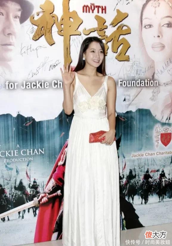 【就爱时尚】号称“第一美女”的她,穿印花连衣裙配长卷发,果然美得不一般